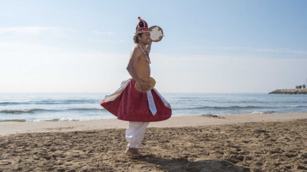 homem filho de xangô na beira da praia