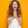 mulher muito feliz em fundo amarelo