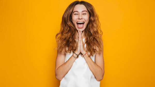 mulher muito feliz em fundo amarelo
