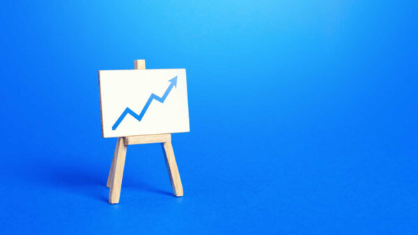 Cavalete e tela de pintura com seta para cima. Conceito de sucesso, crescimento e melhoria de desempenho. Alta eficiência, produtividade. Progresso. Prosperidade.