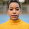 mulher negra olhando fixamente para frente