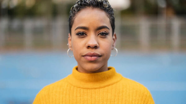mulher negra olhando fixamente para frente