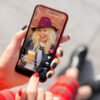 mão segurando um celular com o com aplicativo do tik tok aberto
