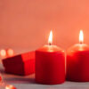 duas velas vermelhas em um fundo vermelho