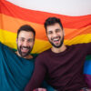 casal lgbt com a bandeira do orgulho