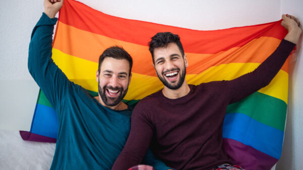 casal lgbt com a bandeira do orgulho