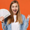 mulher com notas de euro em fundo laranja