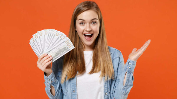 mulher com notas de euro em fundo laranja