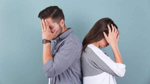 Casal jovem chateado em um fundo isolado. Conceito de problemas de relacionamento.