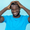 Homem rindo. Conceito de emoção positiva. Retrato de um homem muito feliz feliz otimista, rindo, isolado em um fundo azul de um estúdio.