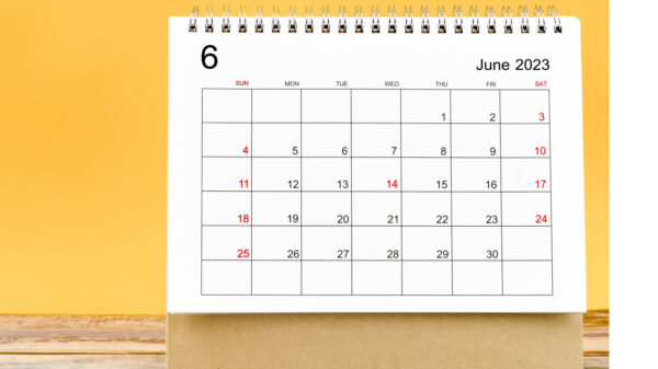 calendário de julho em fundo amarelo