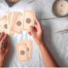 Cartas de tarô, adivinhação em cartas de tarô, ocultismo, fundo esotérico. Adivinhação, previsões de tarô. Cartas de tarô de cartomante.