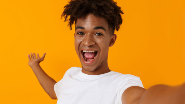 homem negro com a boca aberta expressando felicidade