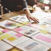 papeis organizados com post it