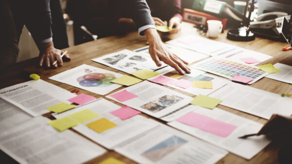 papeis organizados com post it