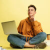 homem com o computador no colo trabalhando