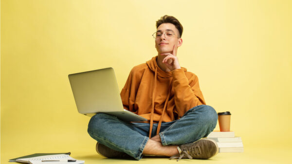 homem com o computador no colo trabalhando