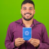 Homem segurando o documento de trabalho e segurança social, (Carteira de Trabalho e Previdência Social).