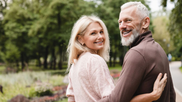 casal formado de um homem e uma mulher felizes