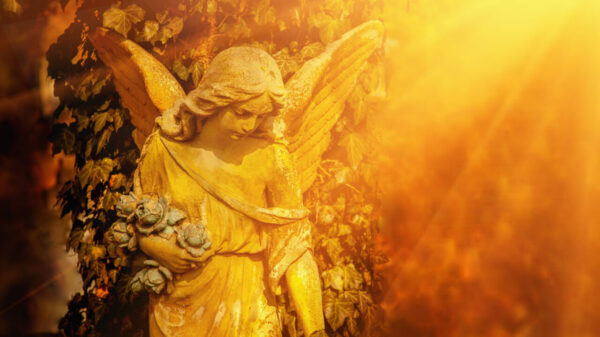 imagem de um anjo nas formar femininas e iluminada com uma luz laranja
