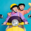 casal feliz andando de moto