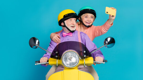 casal feliz andando de moto