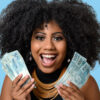 mulher negra com notas de cem reais nas duas mãos em fundo azul
