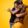 dois homens se abraçando