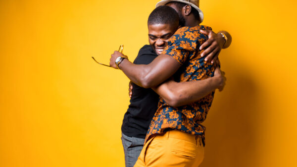 dois homens se abraçando