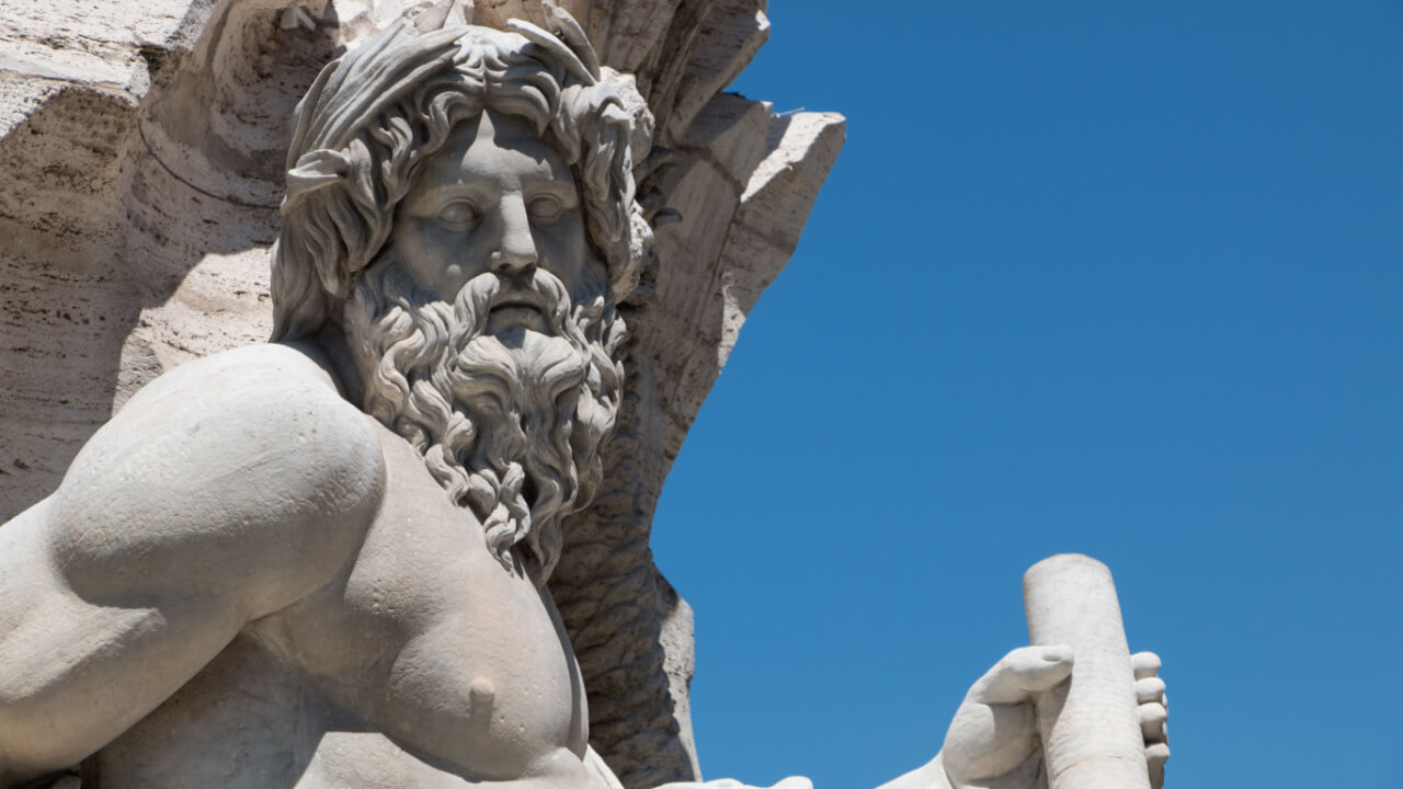 Estátua do deus grego Zeus em Roma, Itália.