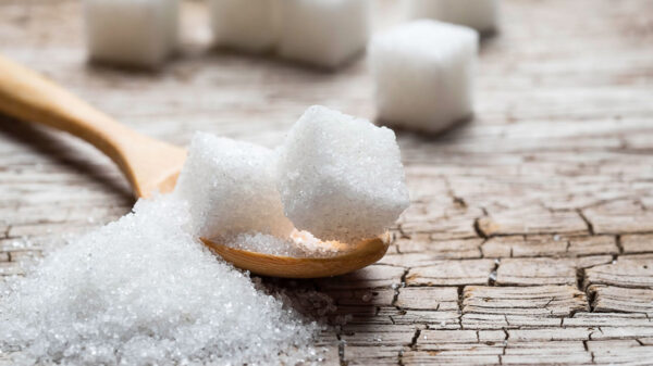 cubos de açúcar em cima de uma mesa de madeira