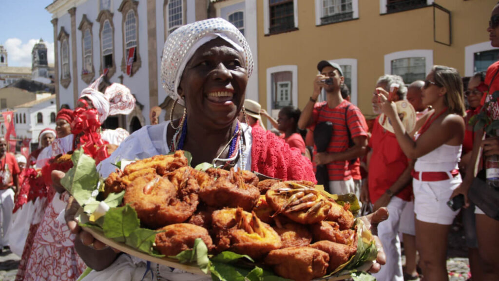 mulher com bandeja de acarajé sem comemoração do dia de iansã