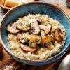 imagem de um prato fundo com risoto de cogumelos