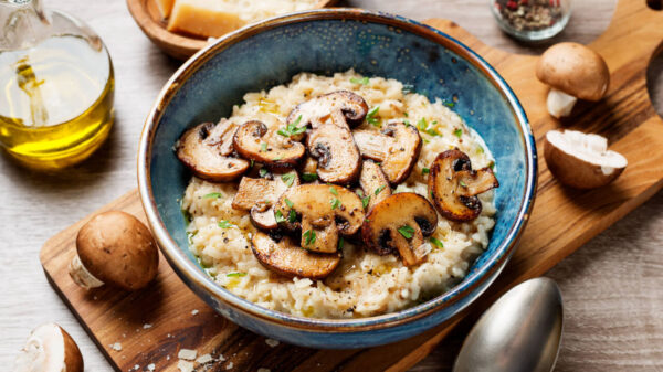 imagem de um prato fundo com risoto de cogumelos