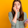 mulher preocupada segurando o celular