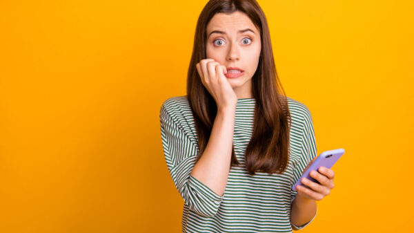 mulher preocupada segurando o celular