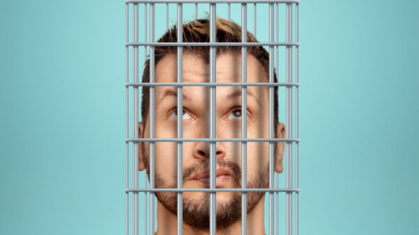 Cabeça de um homem em um jaula. Conceito de oportunidades limitadas e de mente aprisionada.