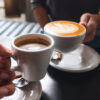 duas xícaras brancas com café expresso
