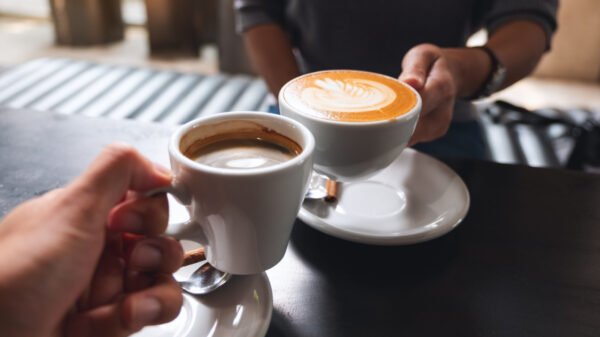 duas xícaras brancas com café expresso
