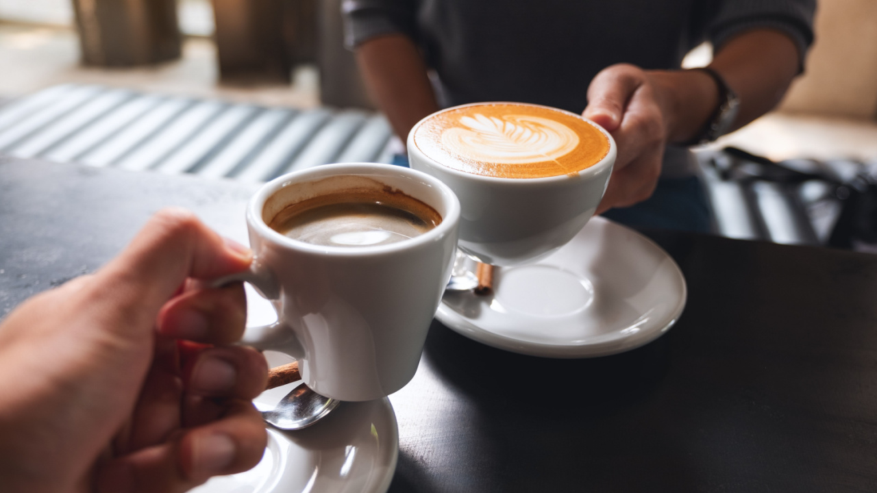duas xícaras brancas com café expresso