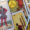 Imagem de cartas de tarô mistas do baralho de tarô Rider Waite original.