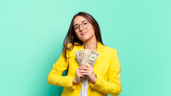 Mulher segurando notas de dólar.