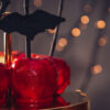maçãs do amor em um cenário de halloween