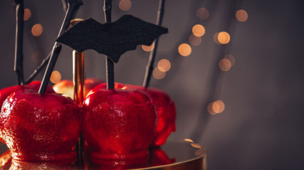 maçãs do amor em um cenário de halloween
