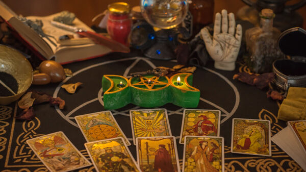 mesa com oráculos como cartas de tarot