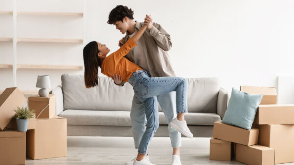casal no centro de uma sala em movimento como se eles estivessem dançando