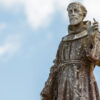 estátua de são francisco de assis em céu azul