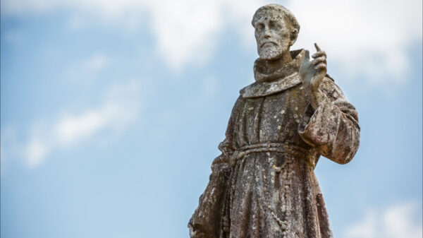 estátua de são francisco de assis em céu azul
