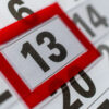 calendário com o dia 13 destacado em vermelho