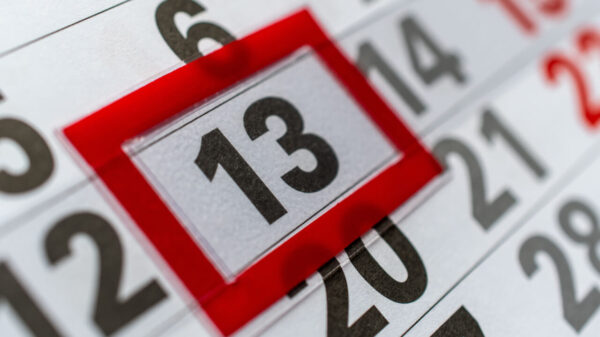 calendário com o dia 13 destacado em vermelho